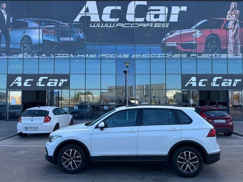 Usado VW Tiguan 130 CV (95 kW) 2023 Gris / plata SUV