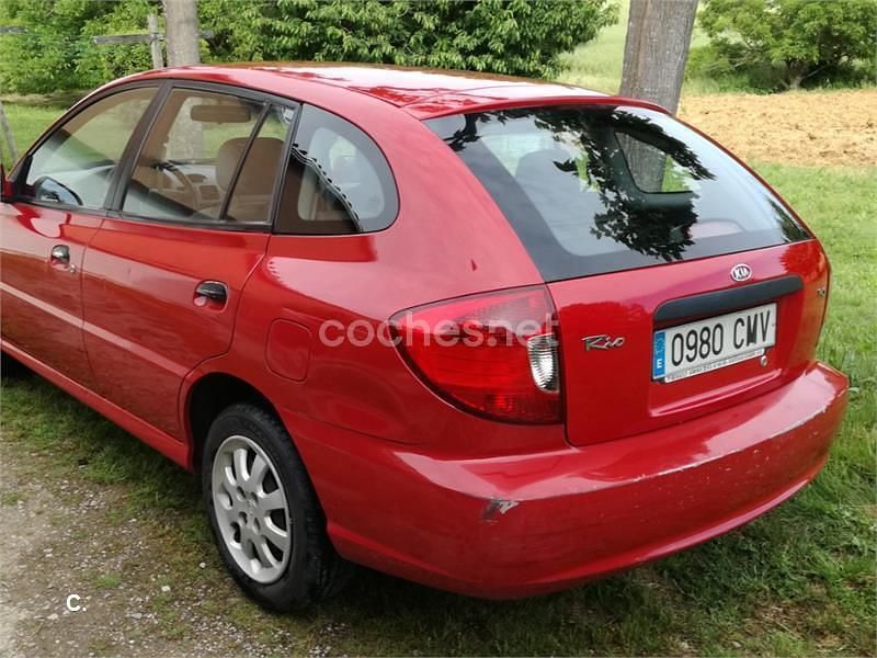 Usado Kia Rio 75 CV (55 kW) 2003 Rojo Berlina