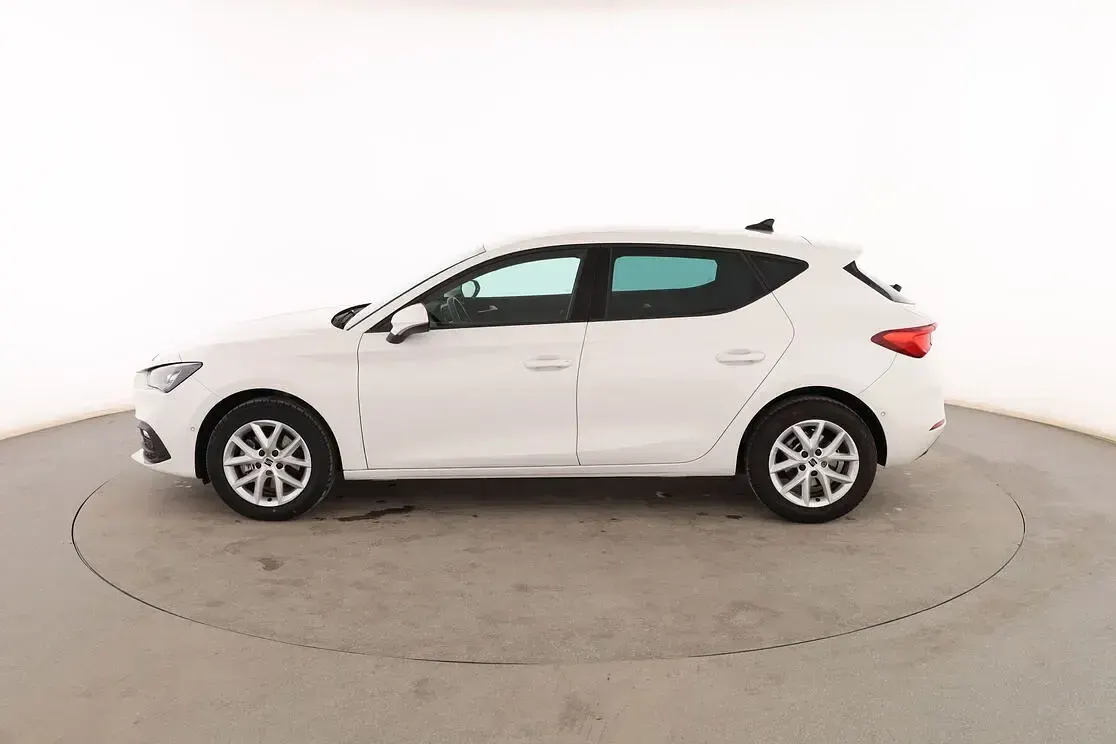 Usado Seat Leon Style 110 CV (80 kW) 2022 Blanco Berlina