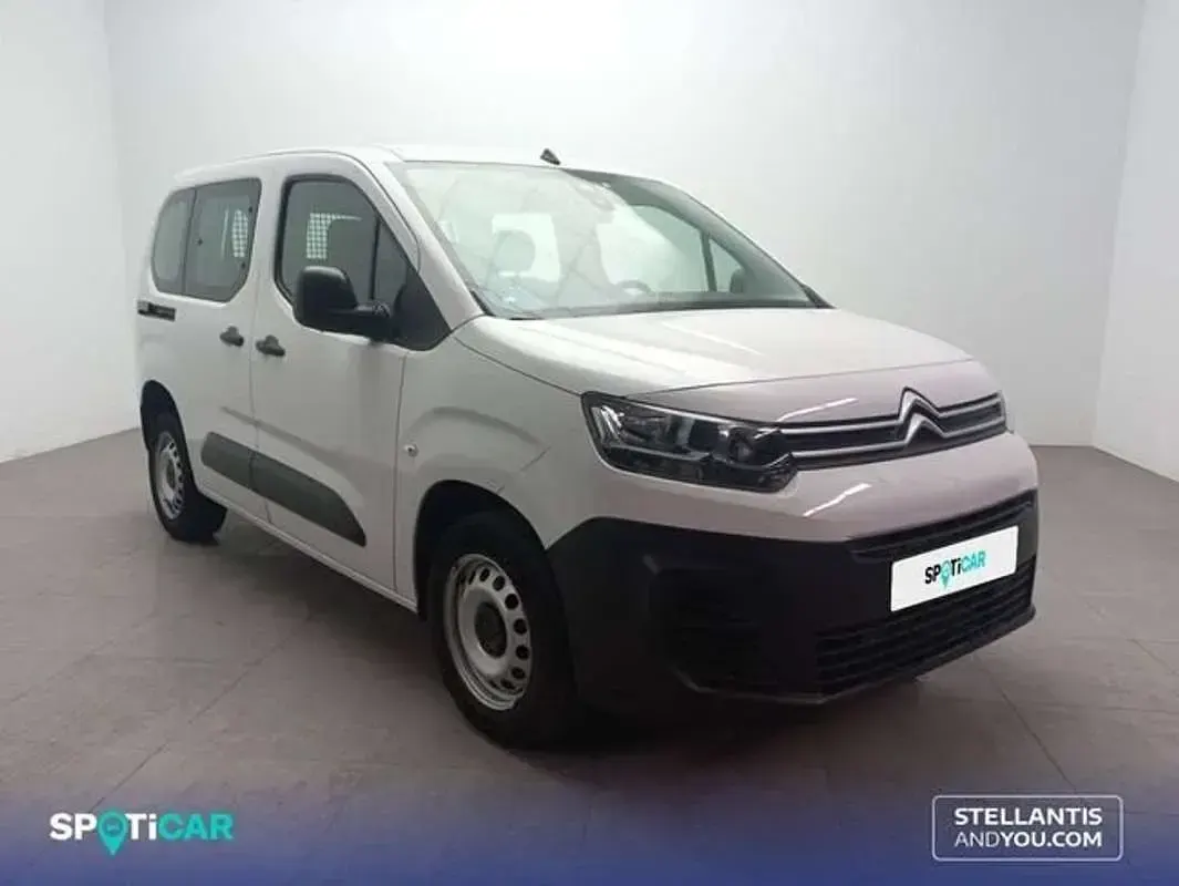 Usado Citroën Berlingo Live 102 CV (75 kW) 2024 Blanco Monovolumen