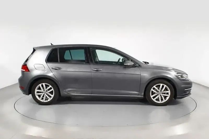Usado VW Golf VII Advance 130 CV (95 kW) 2018 Gris / plata Berlina