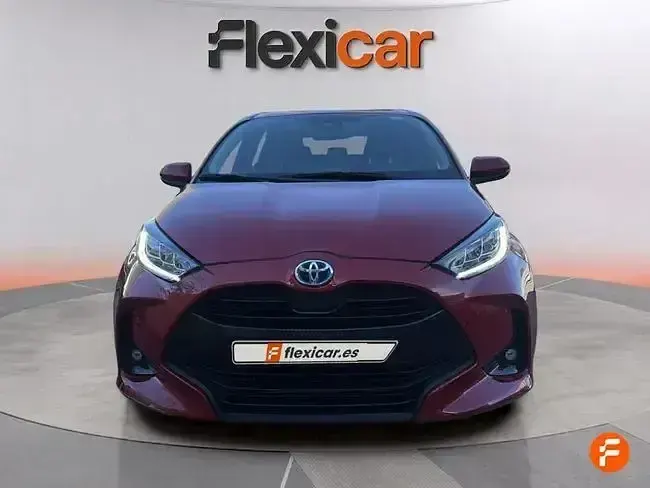 Usado Toyota Yaris Hybrid Active 116 CV (85 kW) 2023 Rojo