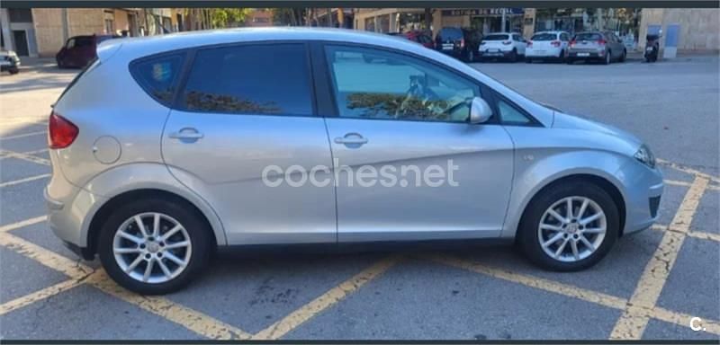 Usado Seat Altea Reference 105 CV (77 kW) 2010 Gris / plata Monovolumen