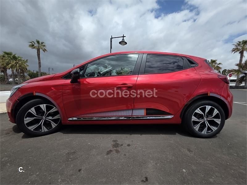 Begagnad Renault Clio V Evolution 90 HK (66 kW) 2023 Röd Sedan