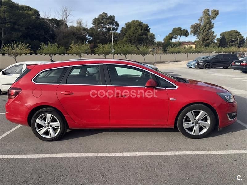 Usado Opel Astra Sportive 165 CV (121 kW) 2013 Rojo Familiar