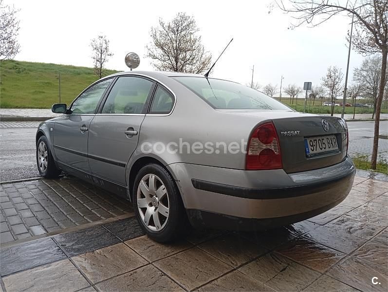 Usado VW Passat Highline 170 CV (125 kW) 2002 Gris / plata Berlina