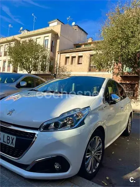 Usado Peugeot 208 Signature Sky 82 CV (60 kW) 2019 Blanco Utilitario