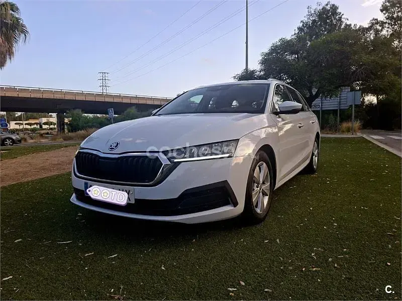 Usado Skoda Octavia 110 CV (80 kW) 2022 Blanco Familiar