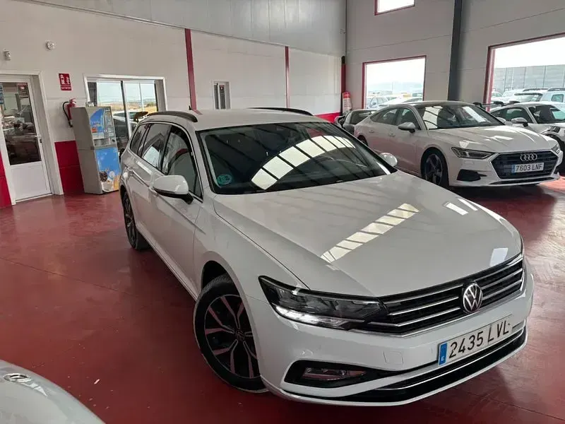 Usado VW Passat Executive 150 CV (110 kW) 2022 Blanco Familiar