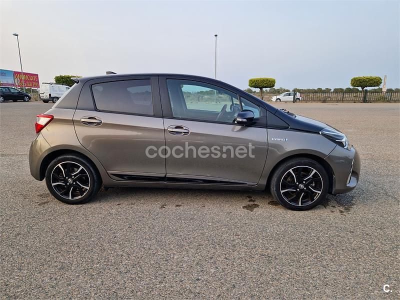 Usado Toyota Yaris Hybrid Advance 100 CV (73 kW) 2018 Gris / plata Berlina
