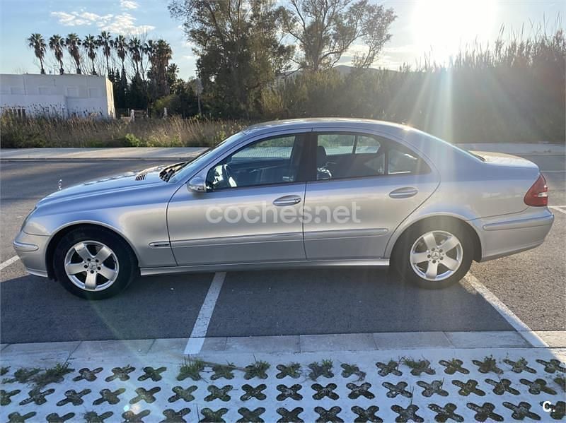 Usado Mercedes E320 Avantgarde 224 CV (164 kW) 2004 Gris / plata Berlina