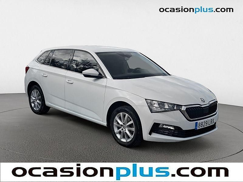 Usado Skoda Scala Ambition 110 CV (80 kW) 2021 Blanco Utilitario