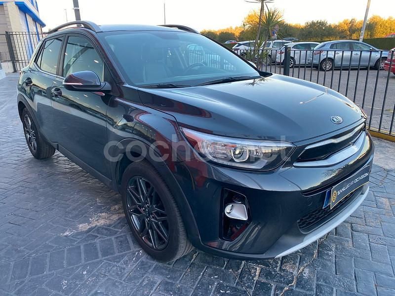 Usado Kia Stonic 100 CV (73 kW) 2020 Gris / plata SUV