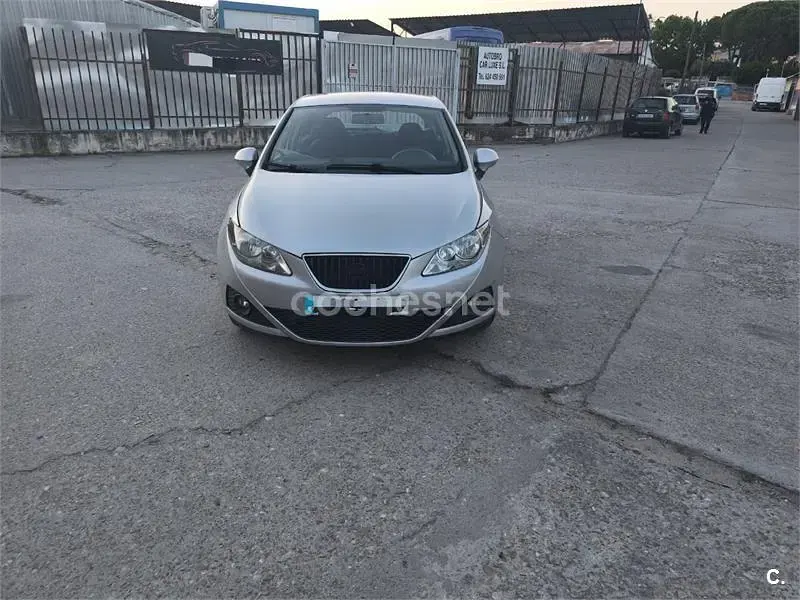 Usado Seat Ibiza Reference 105 CV (77 kW) 2009 Gris / plata Berlina