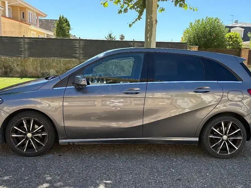 Usado Mercedes B200 136 CV (100 kW) 2017 Gris / plata Utilitario