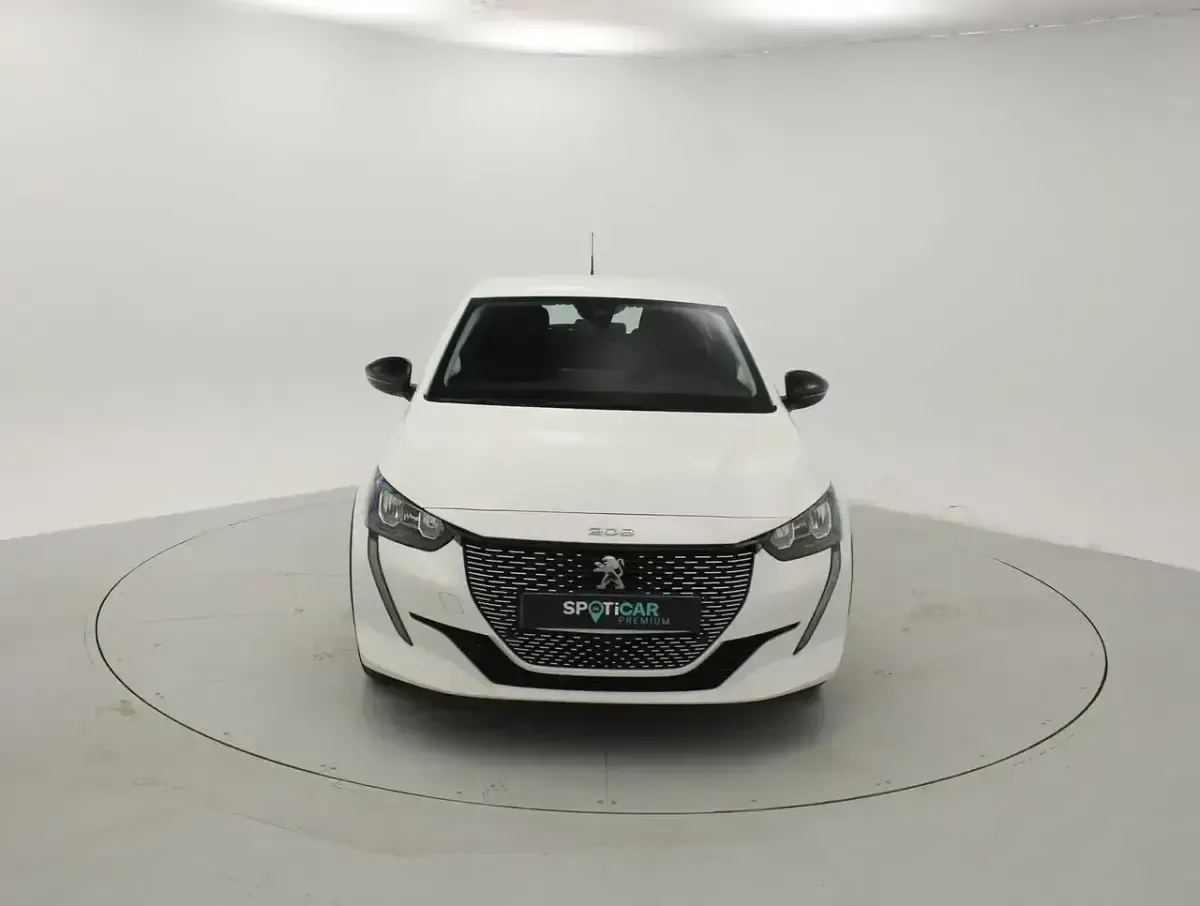 Begagnad Peugeot e-208 Active 100 kW (136 HK) 2023 Vit Halvkombi