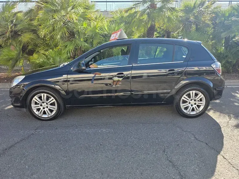 Usado Opel Astra Cosmo 110 CV (80 kW) 2010 Negro Berlina