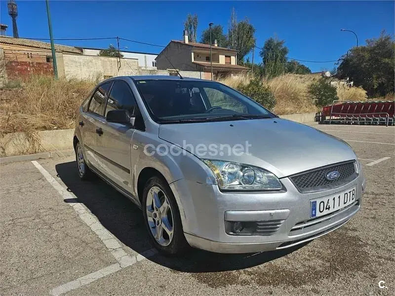 Usado Ford Focus Ghia 109 CV (80 kW) 2005 Gris / plata Berlina