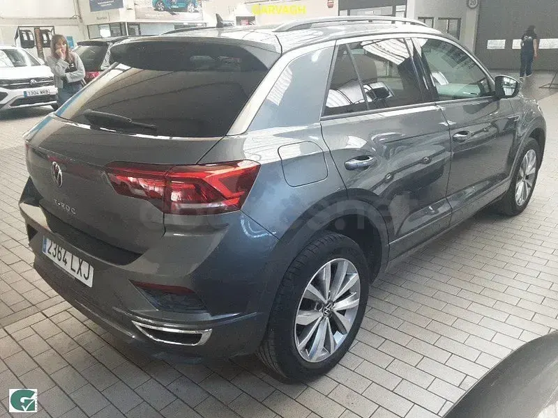 Usado VW T-Roc Advance 150 CV (110 kW) 2022 Gris / plata SUV