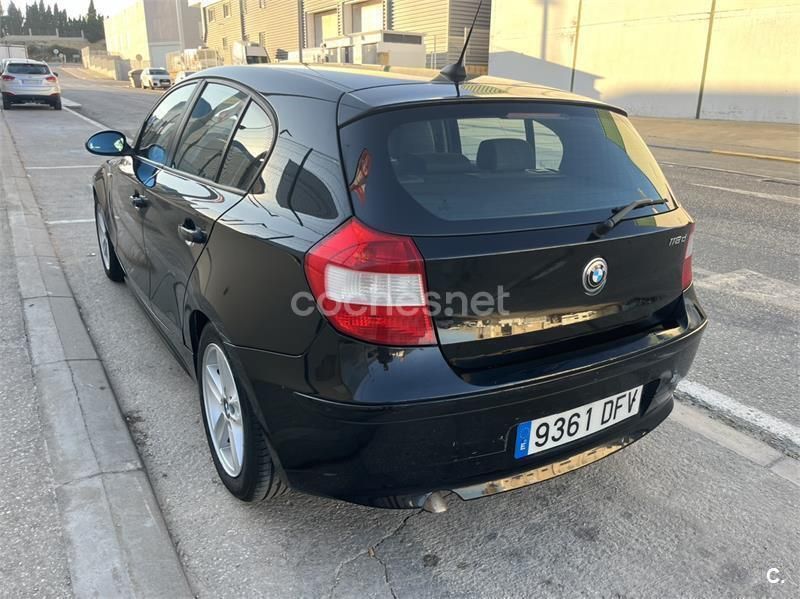 Usado BMW 118 122 CV (89 kW) 2005 Negro Utilitario