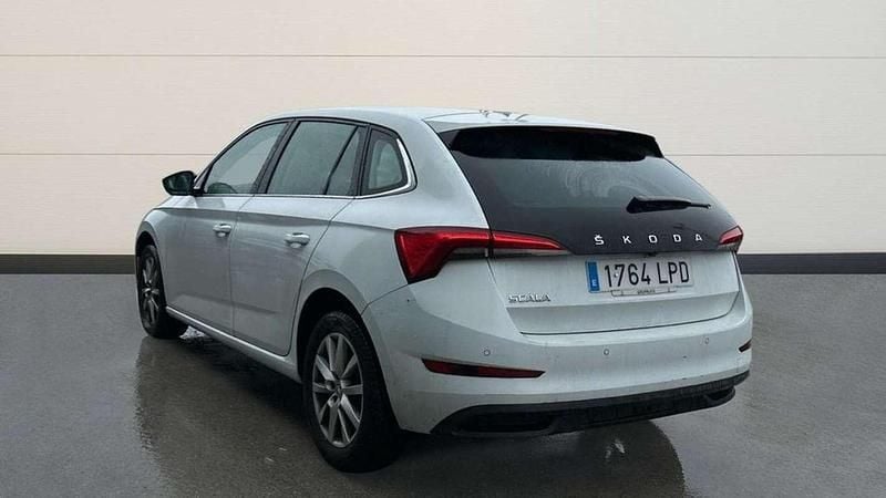 Usado Skoda Scala Ambition 110 CV (80 kW) 2021 Blanco Utilitario