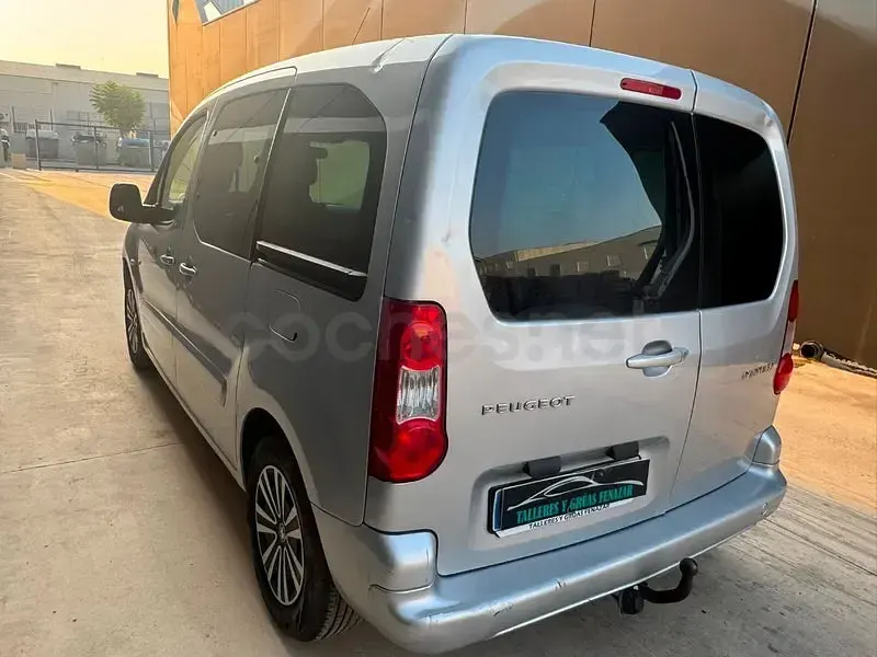 Usado Peugeot Partner Tepee Active 100 CV (73 kW) 2016 Gris / plata Monovolumen