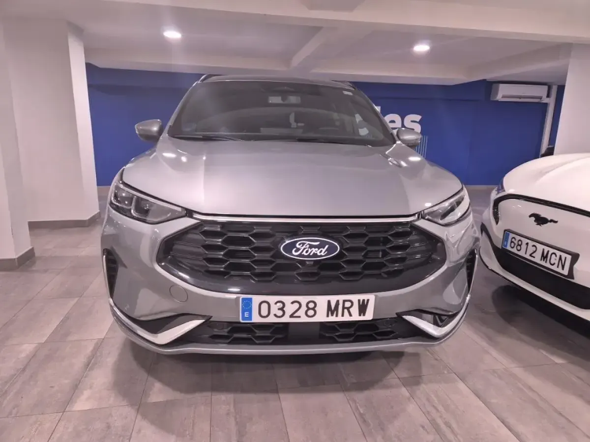 Usado Ford Kuga ST-Line X 243 CV (178 kW) 2024 Plateado SUV