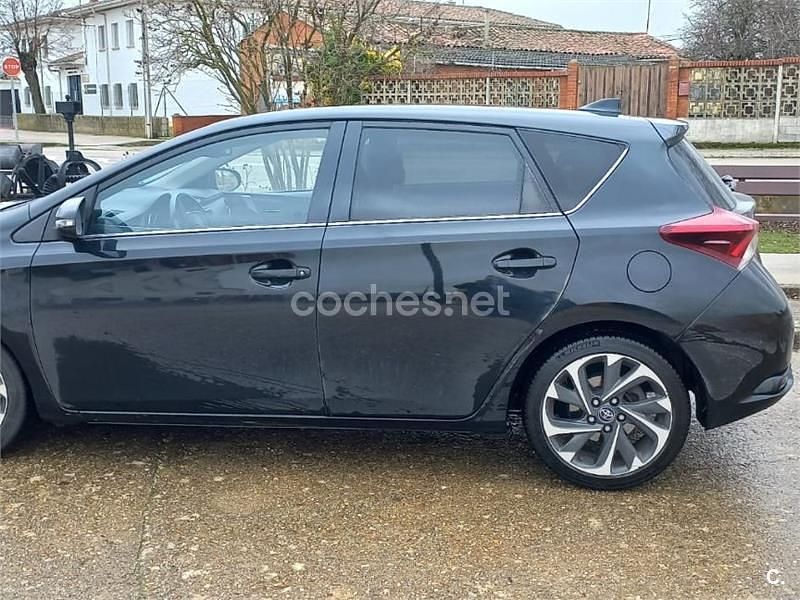 Usado Toyota Auris 90 CV (66 kW) 2016 Negro Berlina