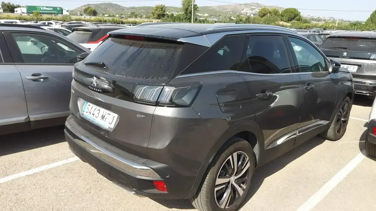 Usado Peugeot 3008 GT 131 CV (96 kW) 2023 Gris SUV