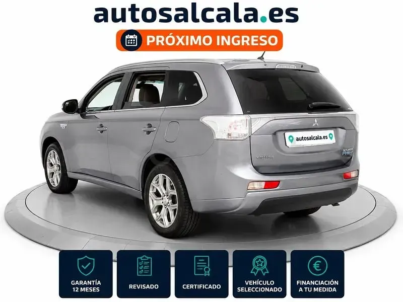 Usado Mitsubishi Outlander P-HEV 203 CV (149 kW) 2014 Gris / plata SUV