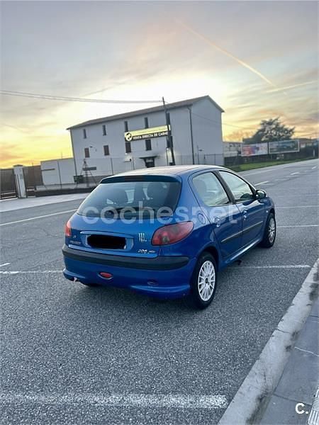 Usado Peugeot 206 70 CV (51 kW) 2004 Azul Berlina