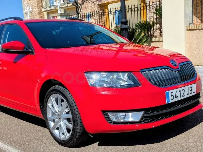 Usado Skoda Octavia Elegance 105 CV (77 kW) 2014 Rojo Familiar