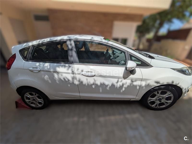 Usado Ford Fiesta Titanium 100 CV (73 kW) 2013 Blanco Berlina