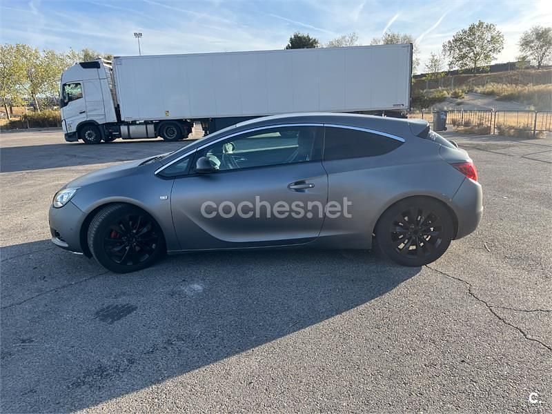 Usado Opel Astra GTC Sportive 130 CV (95 kW) 2015 Gris / plata Berlina