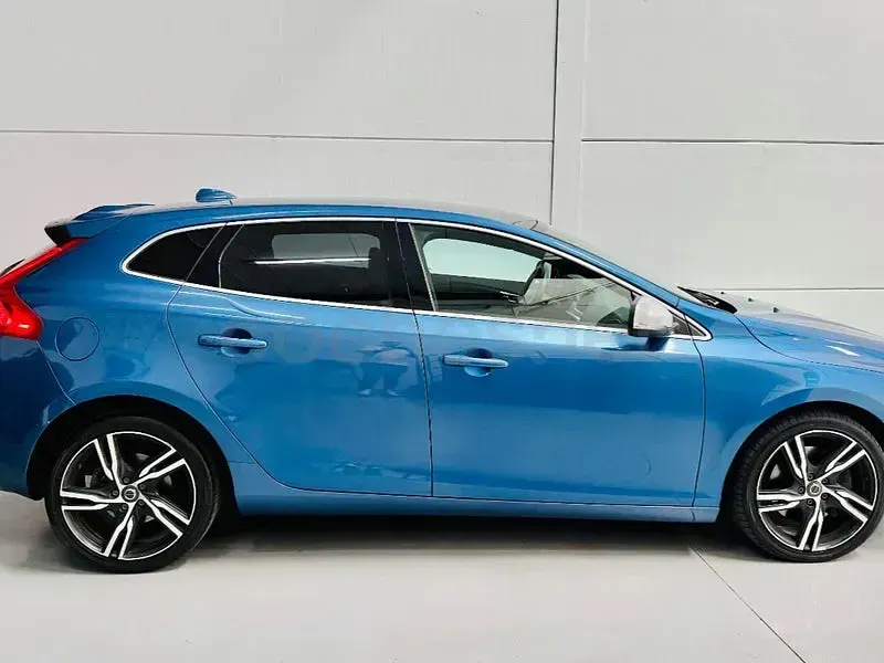 Usado Volvo V40 R-Design Momentum 150 CV (110 kW) 2018 Azul Berlina