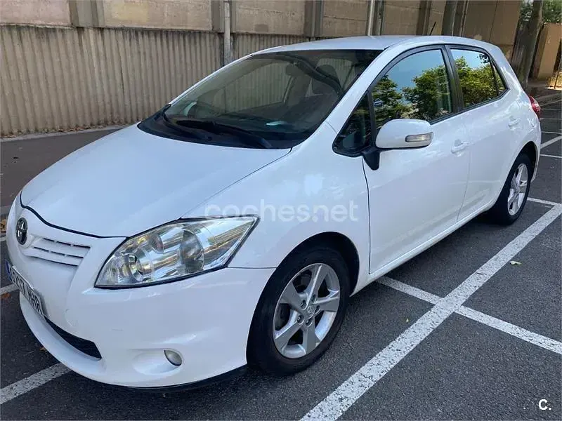 Usado Toyota Auris Active 126 CV (92 kW) 2011 Blanco Utilitario