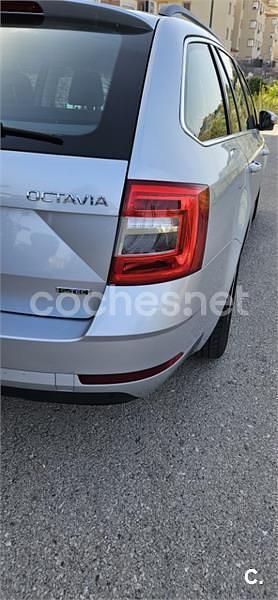 Usado Skoda Octavia 130 CV (95 kW) 2020 Gris / plata Familiar