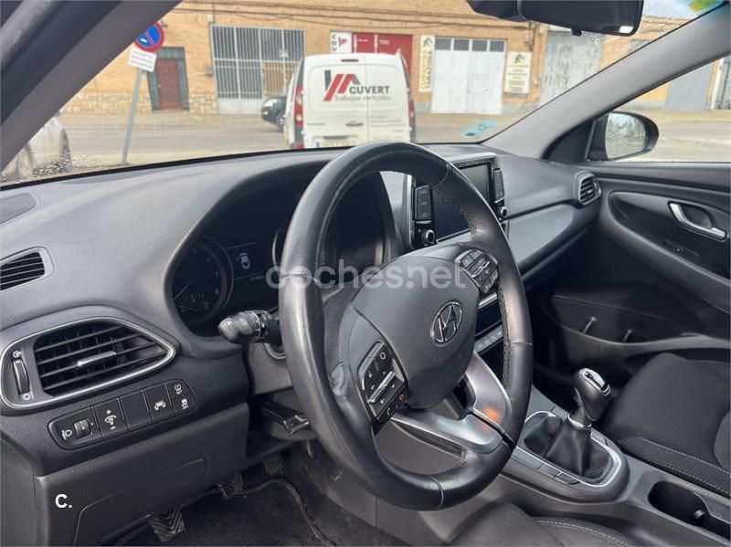 Usado Hyundai i30 120 CV (88 kW) 2019 Negro Berlina