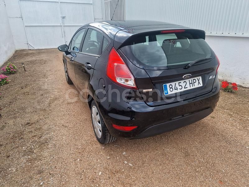Usado Ford Fiesta Trend 100 CV (73 kW) 2013 Negro Utilitario