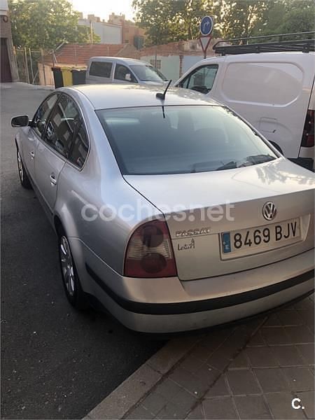 Usado VW Passat Highline 115 CV (84 kW) 2001 Gris / plata Berlina