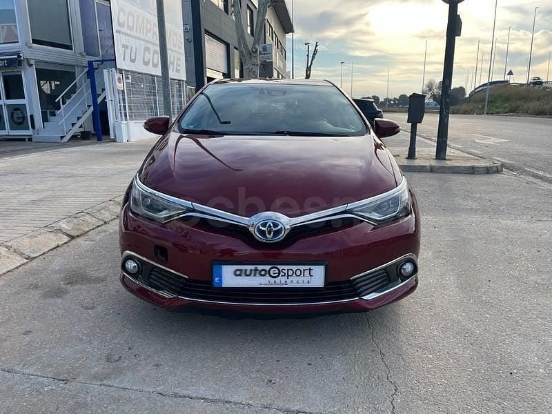 Usado Toyota Auris Hybrid 136 CV (100 kW) 2017 Granate Berlina