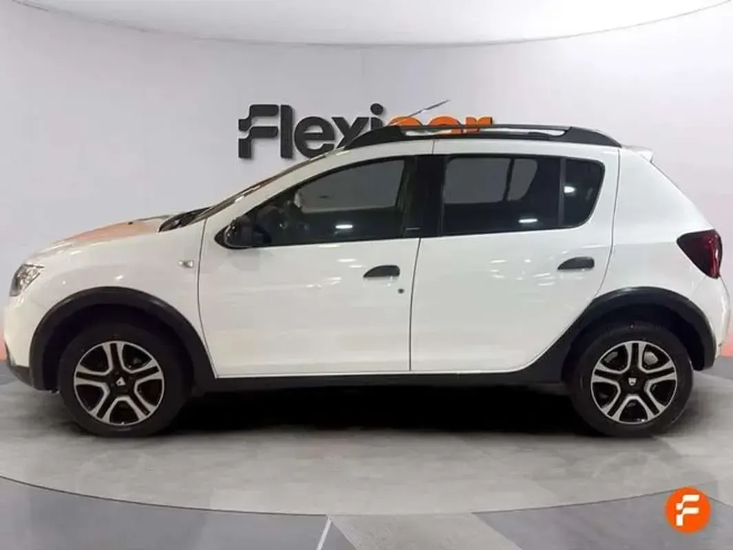 Usado Dacia Sandero Comfort 91 CV (66 kW) 2018 Blanco Utilitario