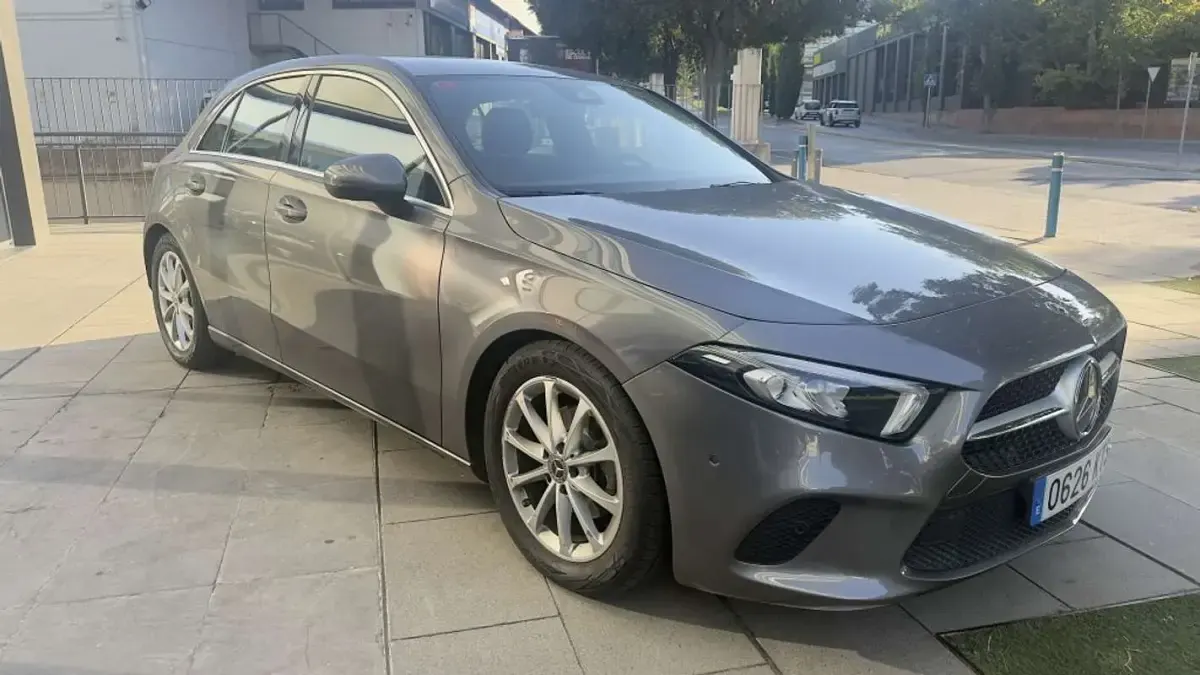 Usado Mercedes A180 136 CV (100 kW) 2019 Gris Utilitario