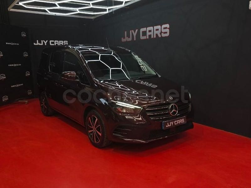 Usado Mercedes T180 116 CV (85 kW) 2023 Granate Monovolumen