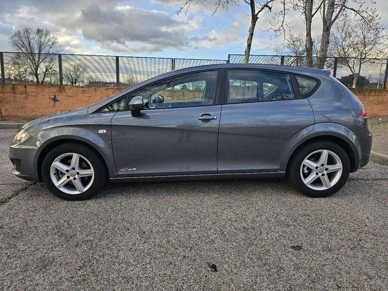 Usado Seat Leon Style 110 CV (80 kW) 2013 Plateado Utilitario