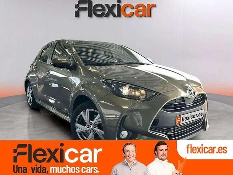 Verde Usado 2024 Toyota Yaris Hybrid Active Utilitario | 17.990 € (Precio justo) - Imagen 1/4