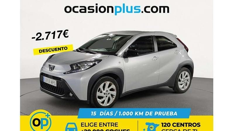 Usado Toyota Aygo Play 72 CV (52 kW) 2024 Gris Utilitario