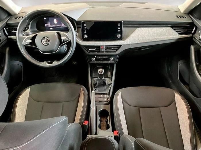 Usado Skoda Kamiq Selection 115 CV (84 kW) 2025 Gris plata SUV