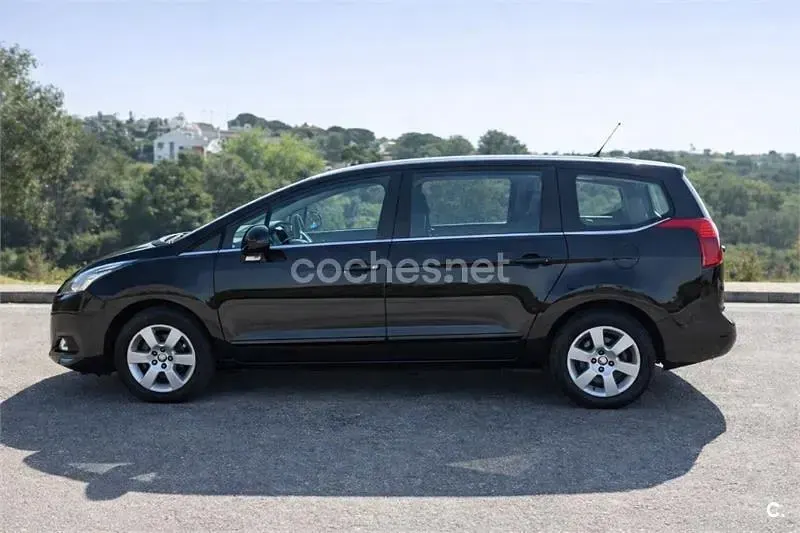 Usado Peugeot 5008 Active 115 CV (84 kW) 2014 Negro Monovolumen
