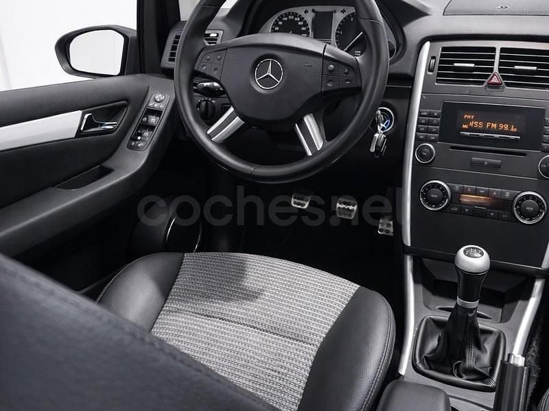 Usado Mercedes B200 140 CV (102 kW) 2007 Granate Monovolumen